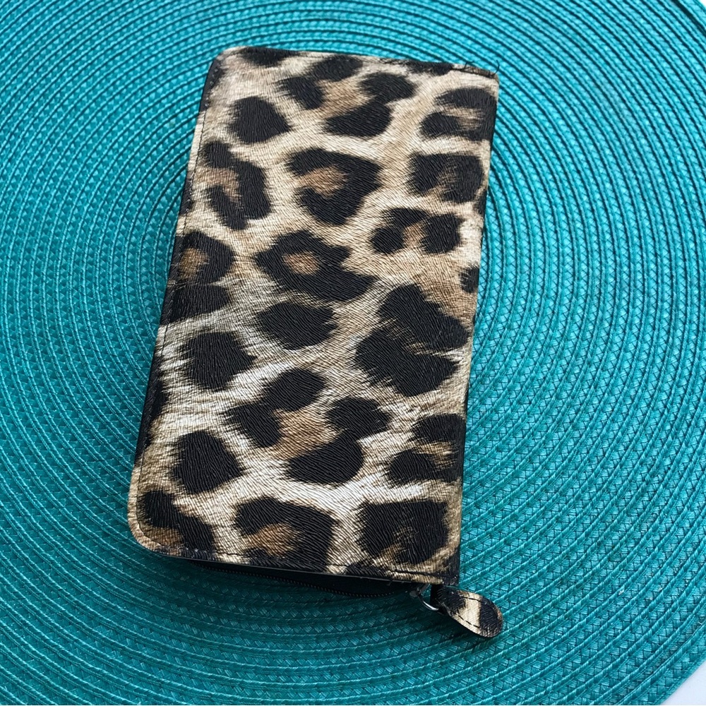 PU Leather Animal Print Organizer. Zip enclosure. Cute! New